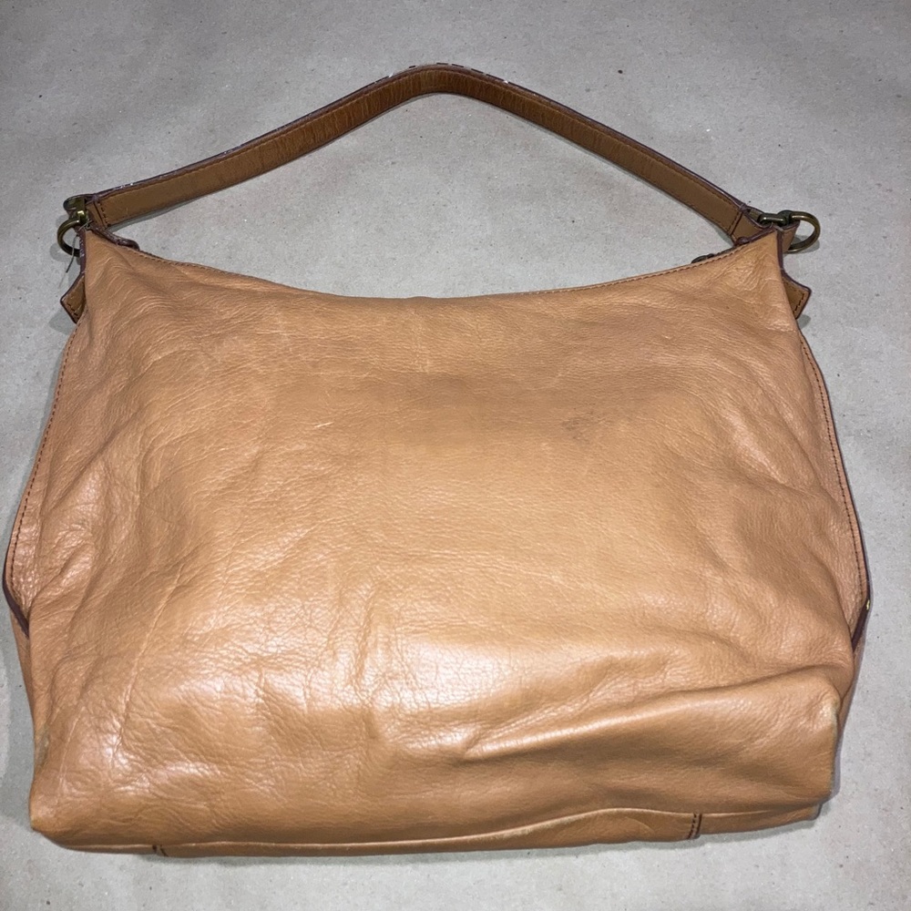 Clearance 🛍 Caramel fossil handbag.